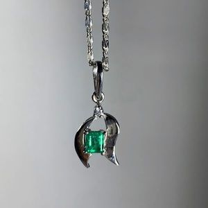 Silver necklace with Colombian emerald
natural